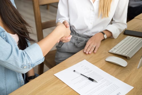 haendeschuetteln-mit-zwei-frauenpartnern-nach-unterzeichnung-des-geschaeftsvertrages-bei-der-sitzung