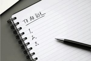Digital Detox im Unternehmen. Heft mit einer To Do List darauf. digitale Pausen.